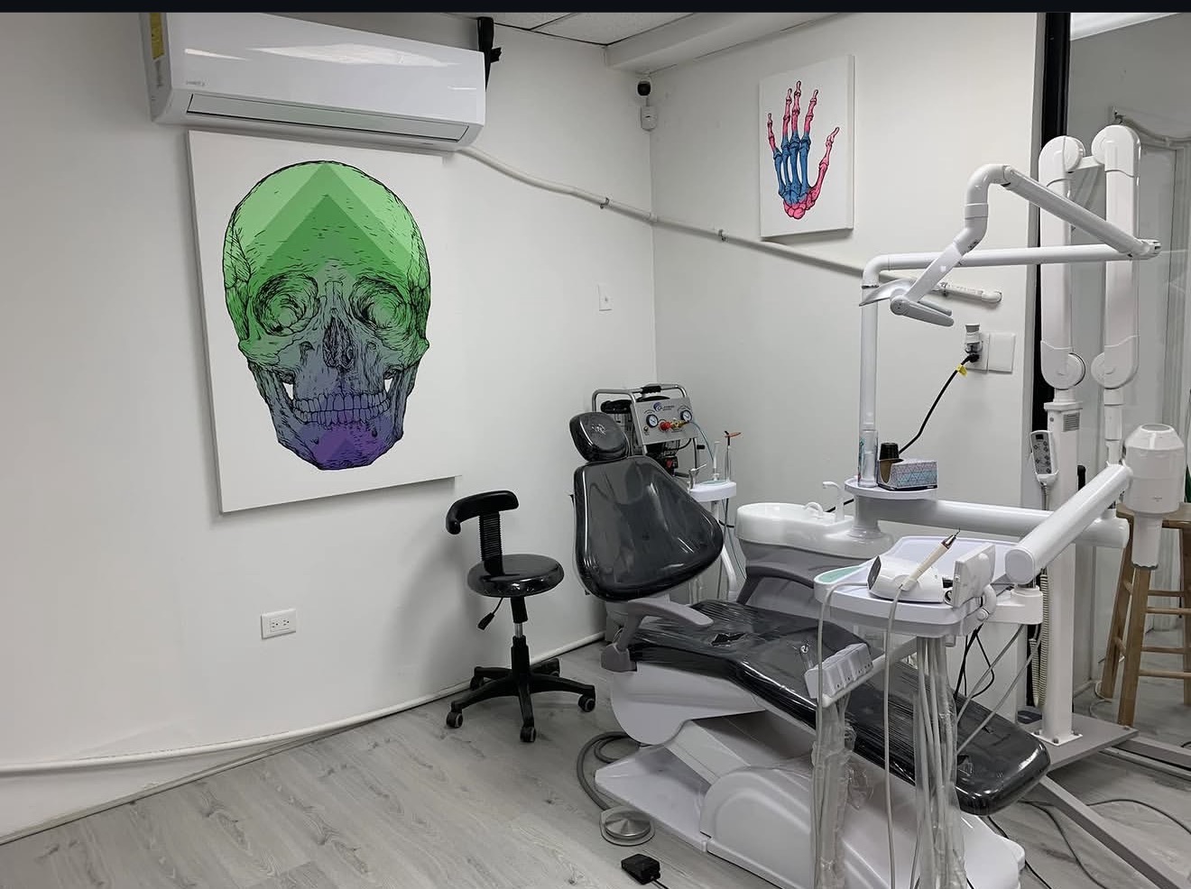 Consultorio del Dr. Sergio Carlos Valles, área con sillón dental y equipo