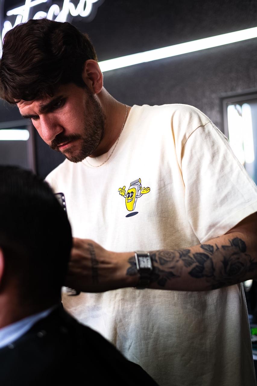 Barbero trabajando en MOSTACHO JRZ