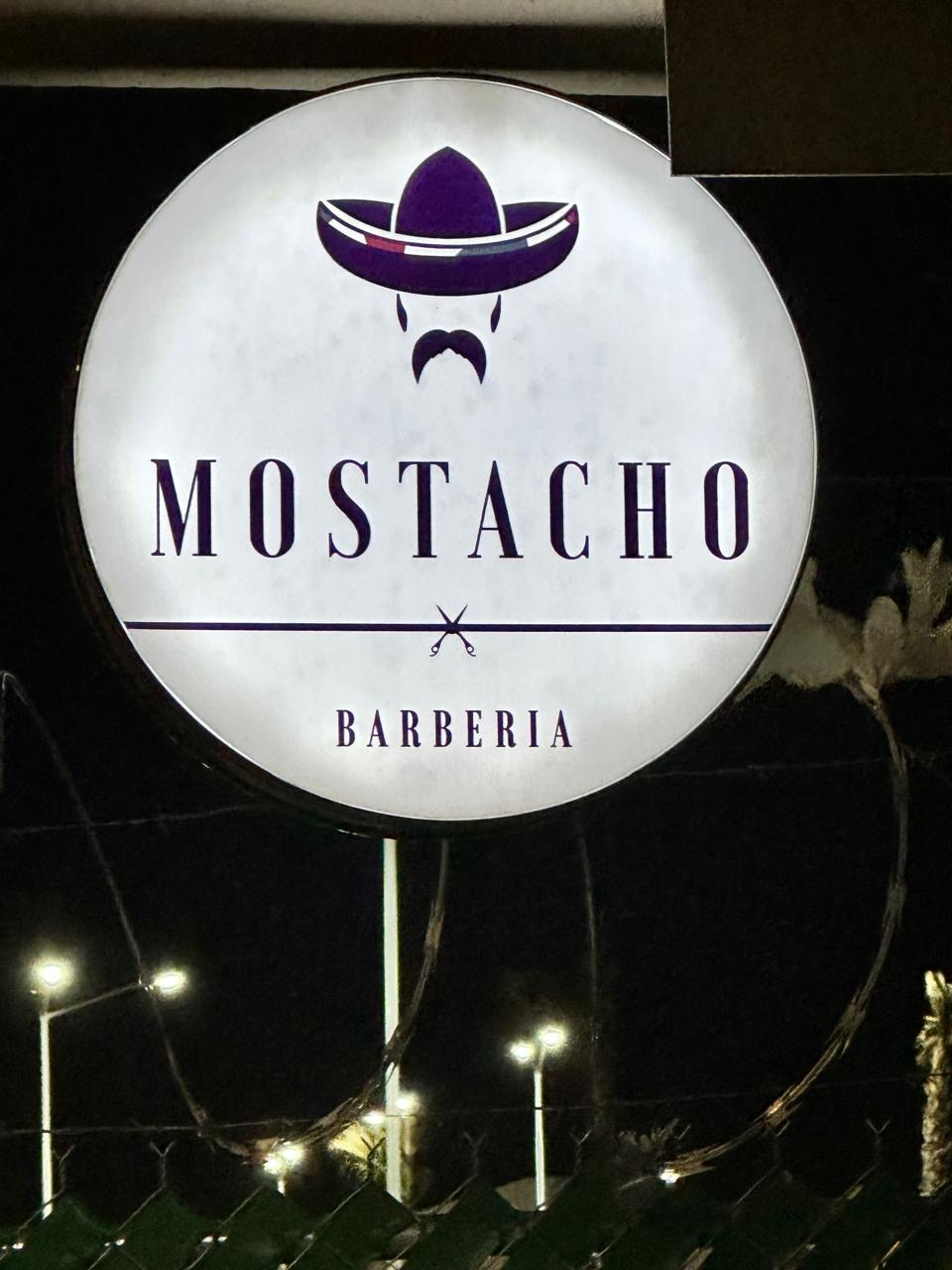 Letrero iluminado de MOSTACHO Barbería