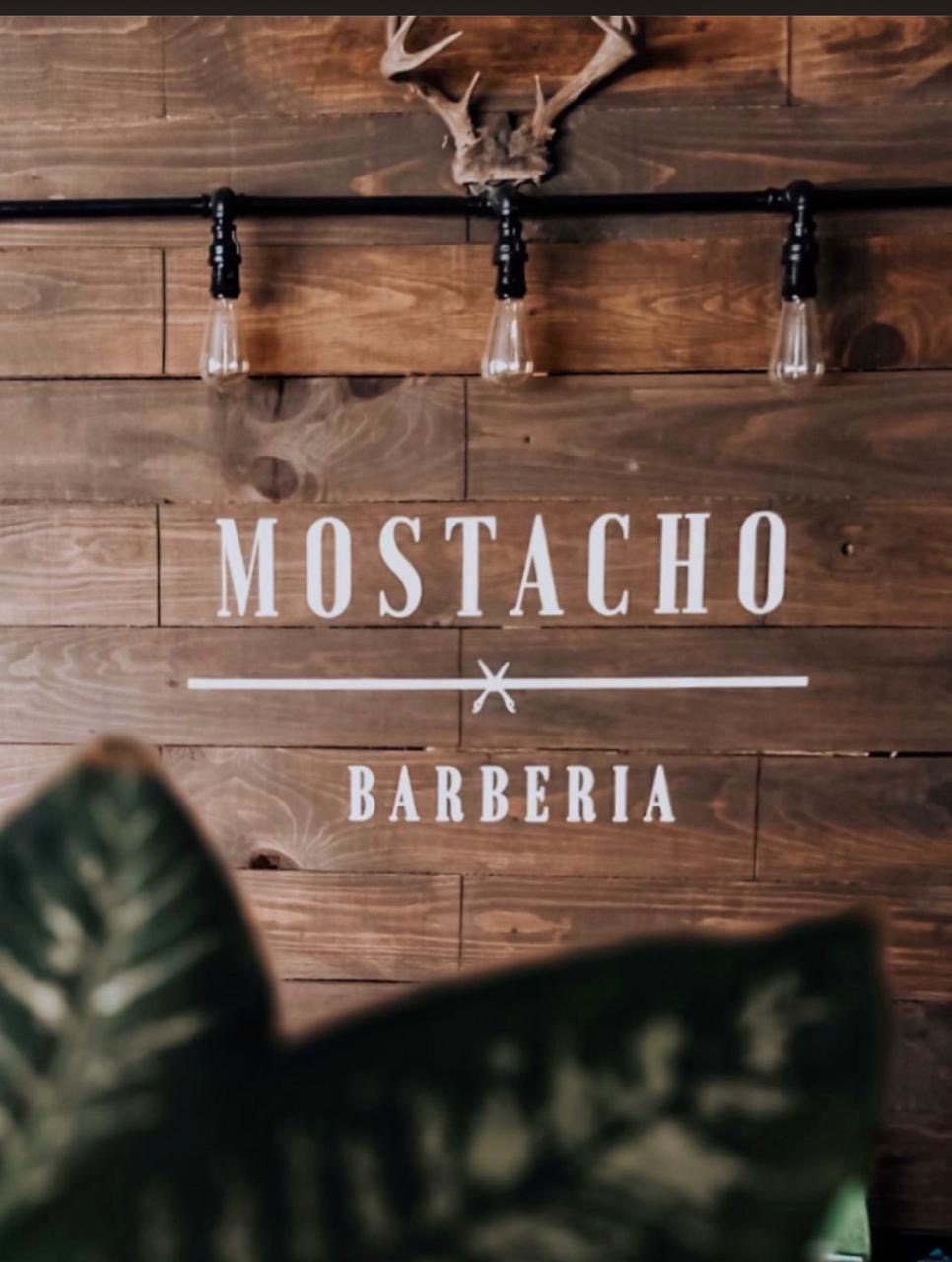 Interior y logo de MOSTACHO JRZ Barbería